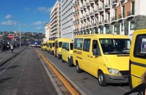 Napoli, scuolabus irregolari e modificati per più posti: sequestri e patenti sospese