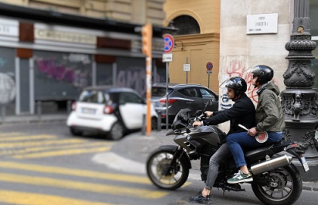 Napoli, sequestrato, picchiato e costretto a pagamenti digitali