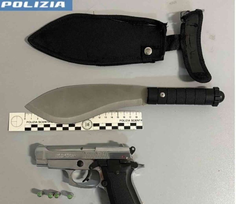 Il machete e la pistola replica sequestrati