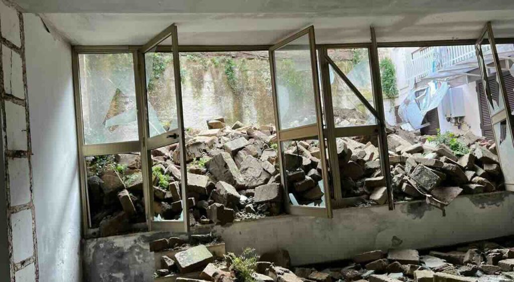 Paura a Marano, cede un muro di contenimento: palazzina sventrata e 26 famiglie sfollate