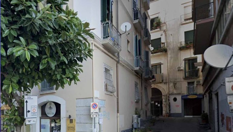 Paura a Salerno: colpi di pistola contro un negozio in centro