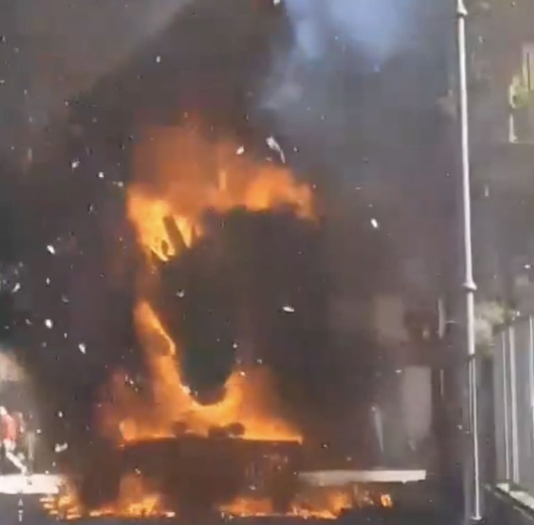 L'incendio del carro a Nocera Superiore