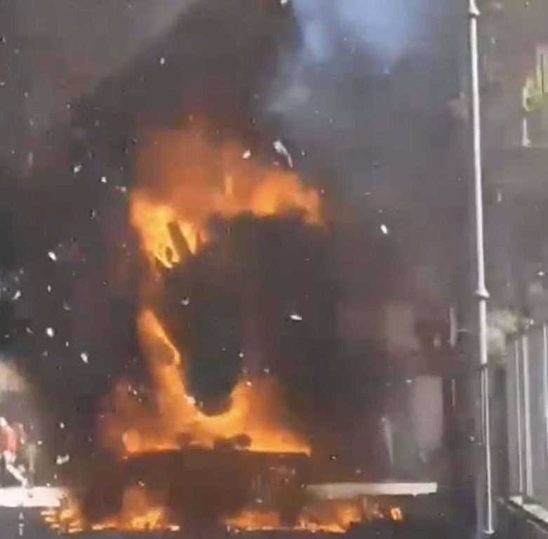 Paura al Carnevale di Nocera Superiore: carro trancia i cavi dell’alta tensione e va a fuoco