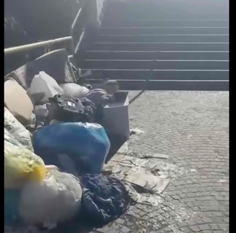Policlinico di Napoli, l’accesso alla metro è una discarica: «Latrina a cielo aperto, schiaffo ai malati»