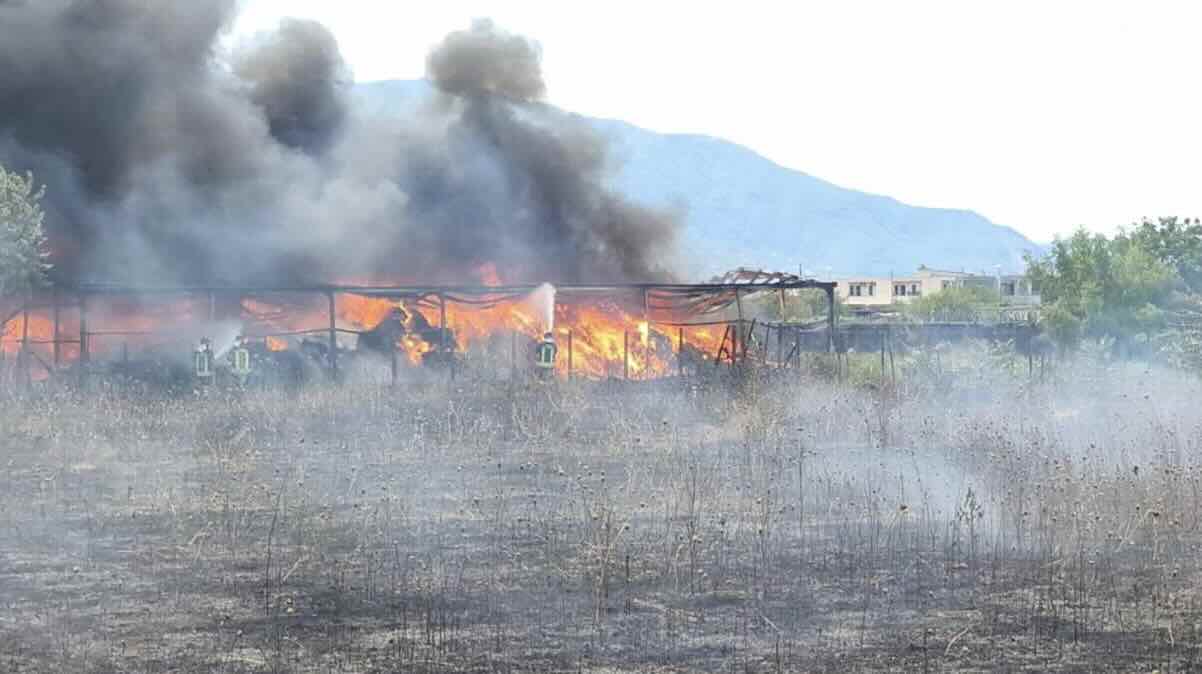 Protesta nel campo rom di Napoli per la mancanza d’acqua potabile