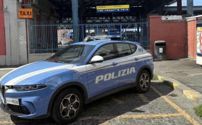 Pozzuoli, aggredisce la compagna e tenta di sfondare la porta: arrestato 34enne
