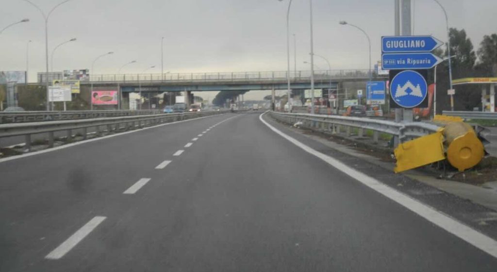 Qualiano, contromano per 20 km sulla Circumvallazione Esterna: bloccato pusher in fuga