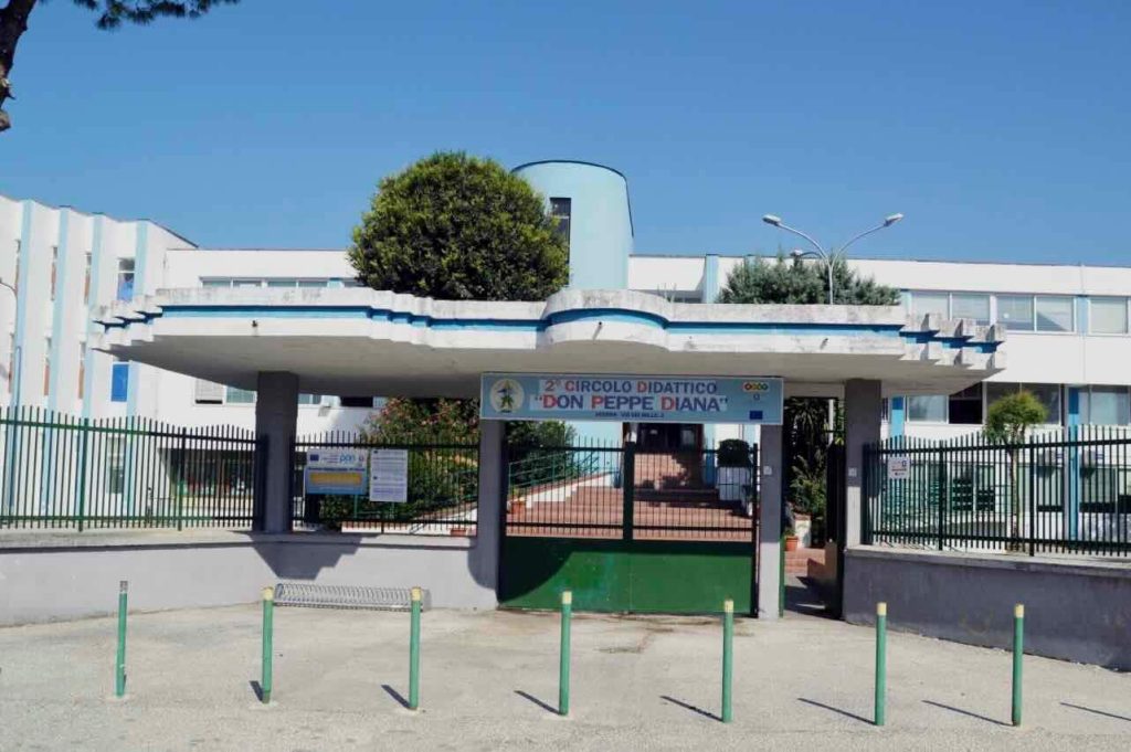 Raid vandalico in una scuola dell’infanzia di Acerra: distrutti giochi e disegni dei bambini