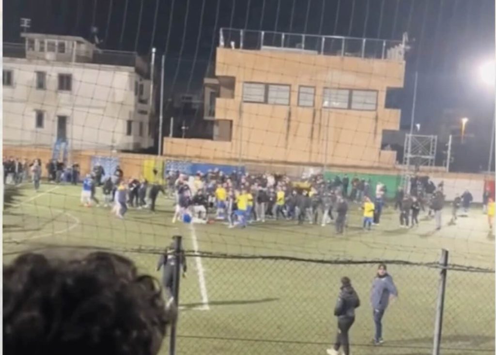 Rissa alla Naples League, finale sospesa: uno youtuber portato via in barella