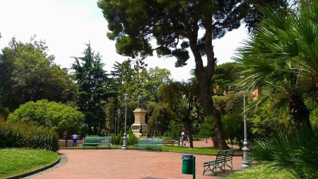 Salerno, bimba di due anni azzannata da un pitbull in villa comunale: è caccia al proprietario