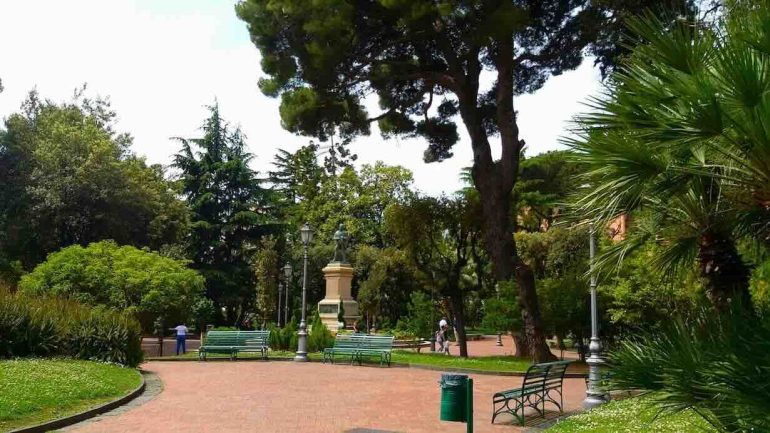 Salerno, bimba di due anni azzannata da un pitbull in villa comunale: è caccia al proprietario