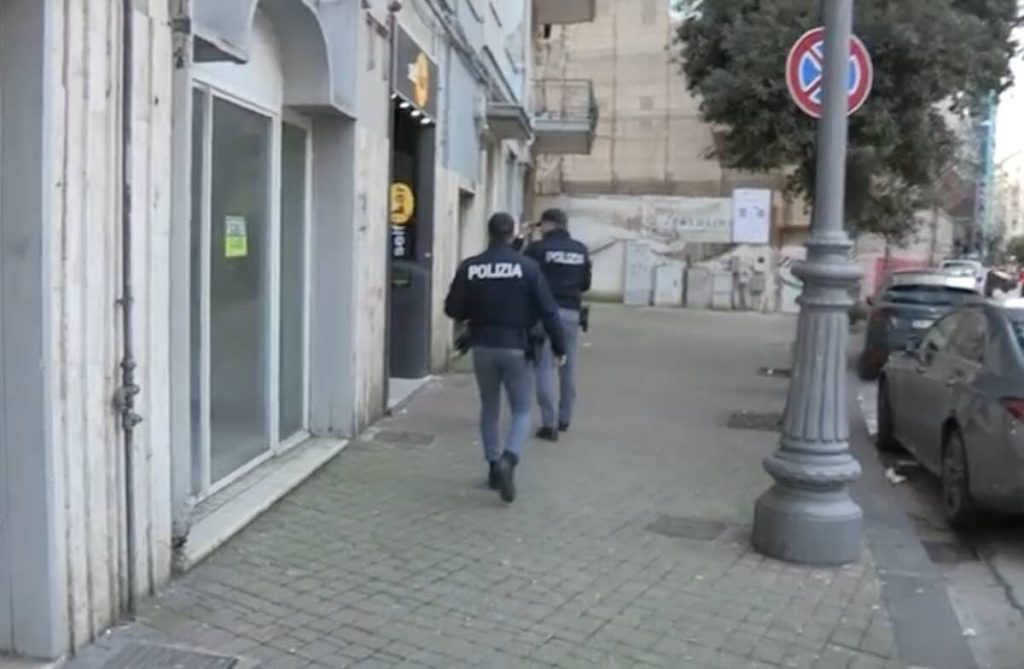 Salerno, esce da scuola e accoltella un compagno: 16enne ferito al collo, arrestato un 17enne