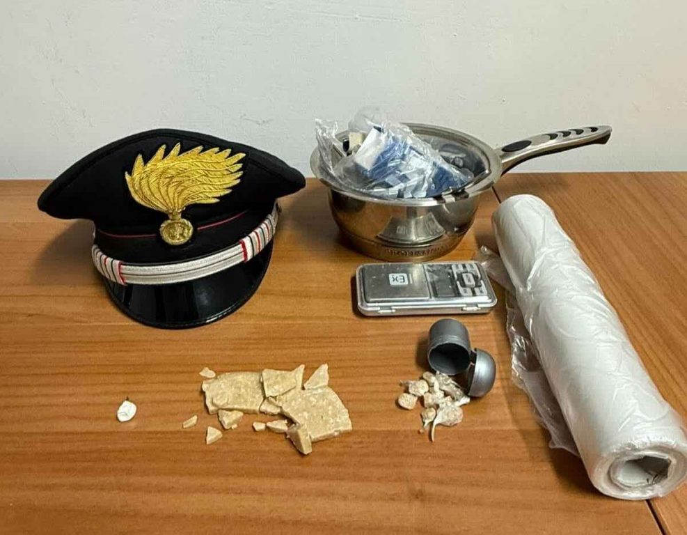 San Nicola la Strada, nasconde il crack nella borsetta della figlia: arrestato 38enne