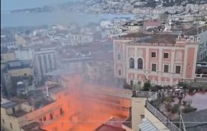 Incendio al Sannazaro, il Comune incontra gli sfollati: «Rientro a casa in tempi rapidi e in sicurezza»
