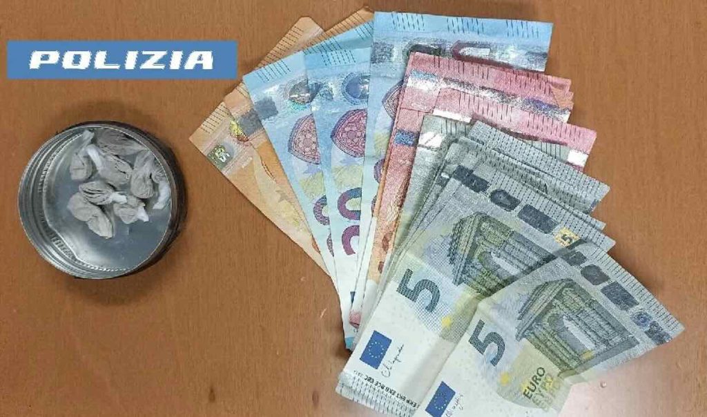 Scampia, 18enne bloccato dagli agenti nel parco Celeste: aveva eroina e contanti