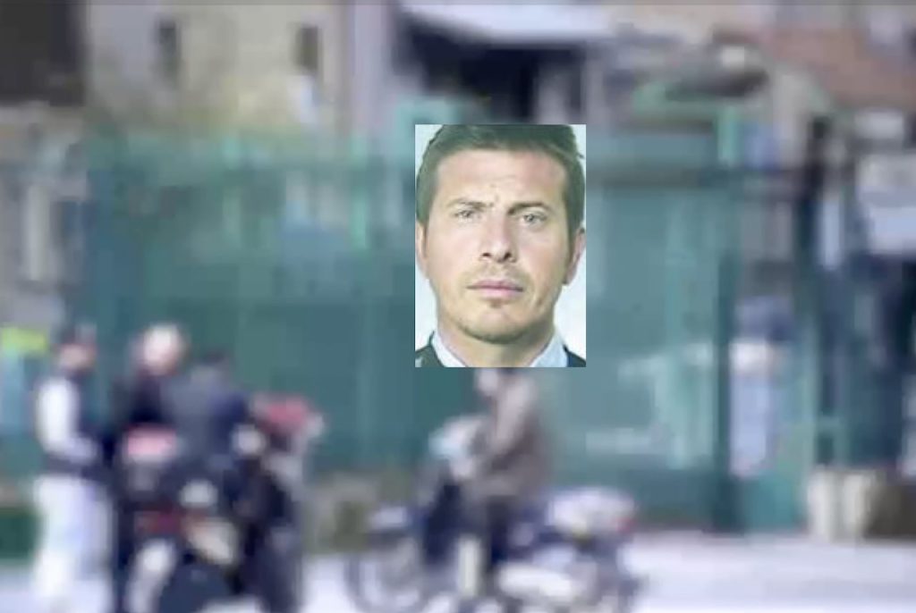 Scampia, mangime per uccelli nel Kobret turco venduto nella piazza della 33