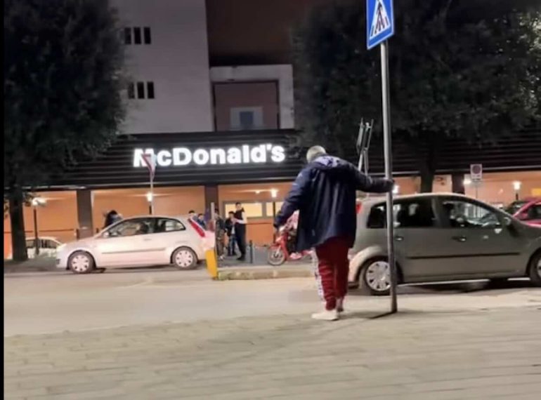 Secondigliano, l’anziano trasformato in bersaglio social: il «bullo» ha solo 11 anni