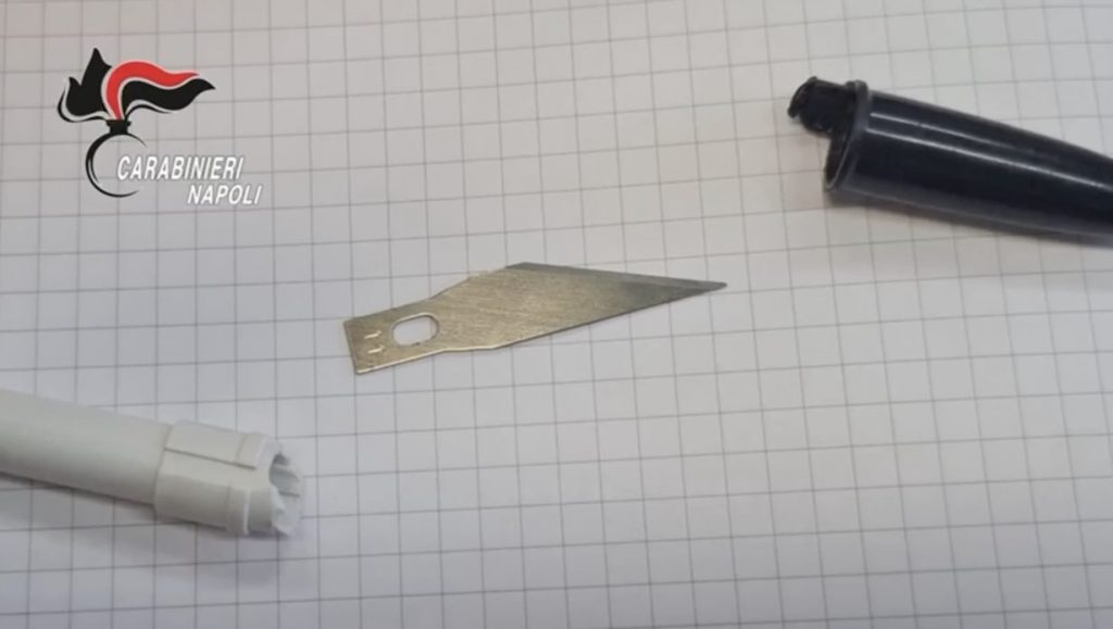 Secondigliano, tredicenne a scuola con una penna-taglierino: preside allerta i carabinieri