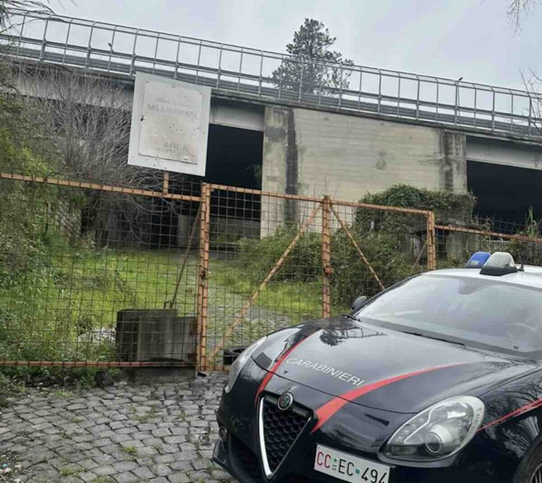 Sparatoria nel cuore della Sanità: 21 fori sul cartello stradale
