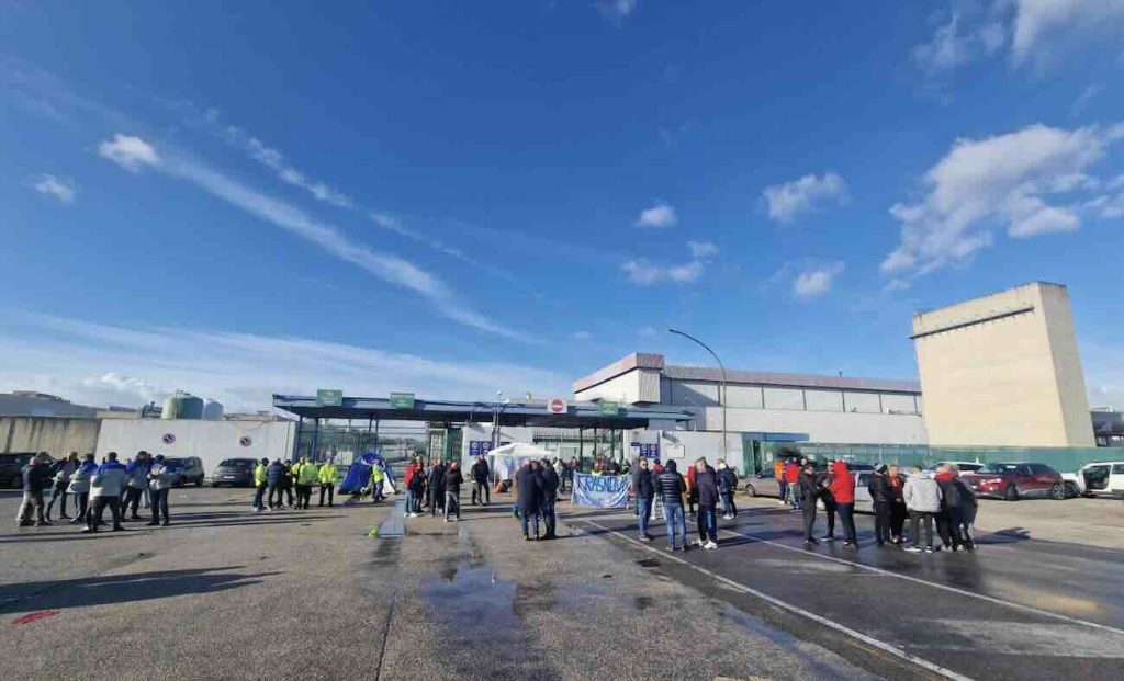 Stellantis, l’indotto trema: Trasnova avvia i licenziamenti collettivi