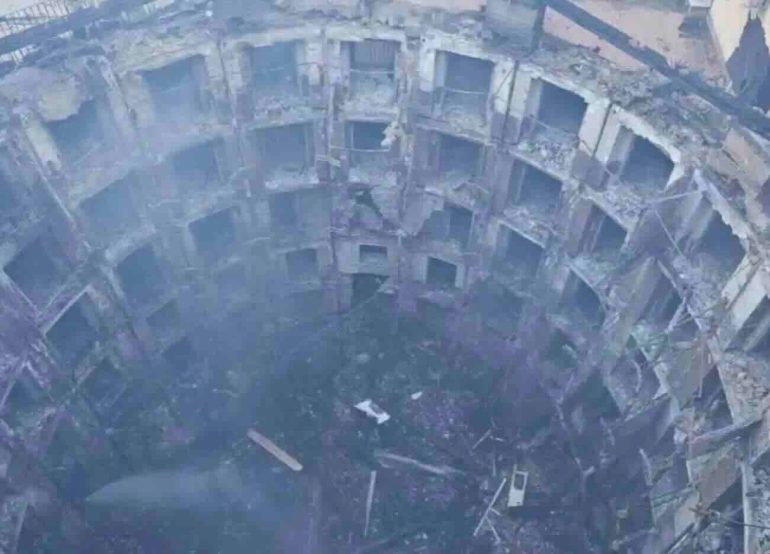 Napoli, allarme rientrato a Chiaia, revocate le misure dopo l’incendio al teatro Sannazaro