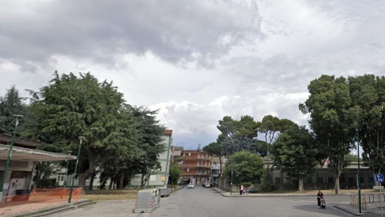 Terrore a Secondigliano: difende l’iPhone dal rapinatore, 14enne accoltellato in strada