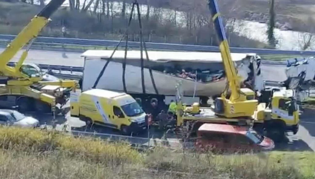 Tir carico di arance si ribalta a Contursi Terme: traffico in tilt