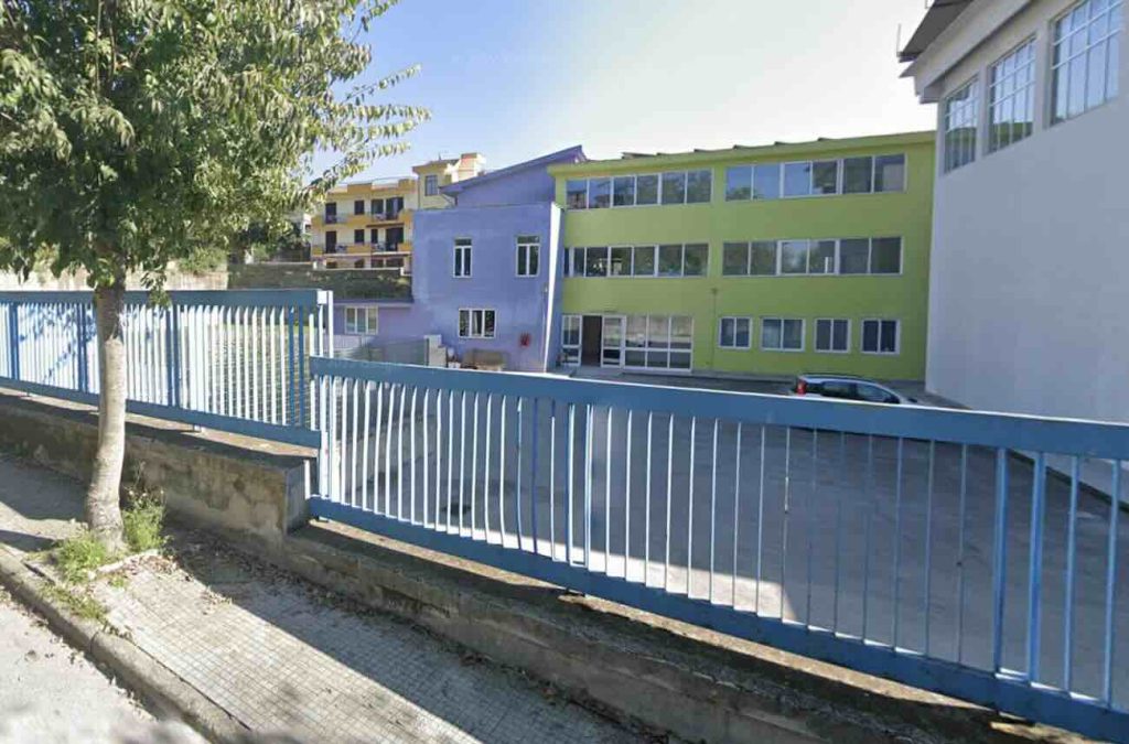 Topo morto in una pentola della mensa scolastica: scatta il sequestro