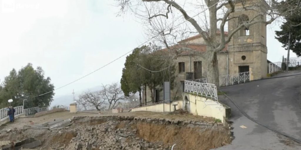 Torraca sull’orlo del baratro: servono 2 milioni per fermare la frana, incubo isolamento per la Provinciale