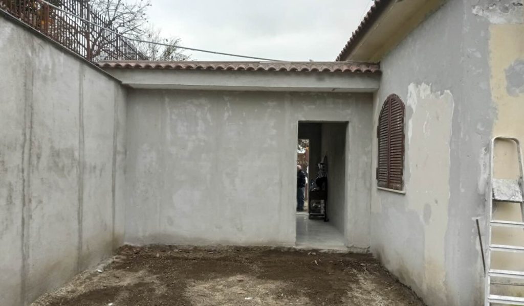 Torre del Greco, giù le case abusive in «Zona Rossa»: il proprietario demolisce a proprie spese