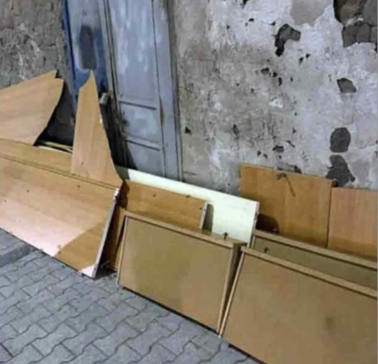 Rifiuti sui marciapiedi a Torre del Greco