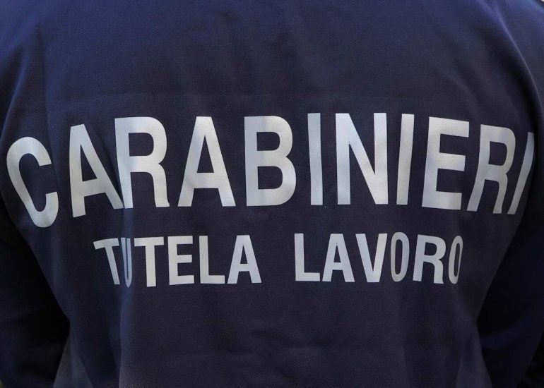 Tre dipendenti in nero in un supermercato di Parete: amministratrice denunciata e attività sospesa