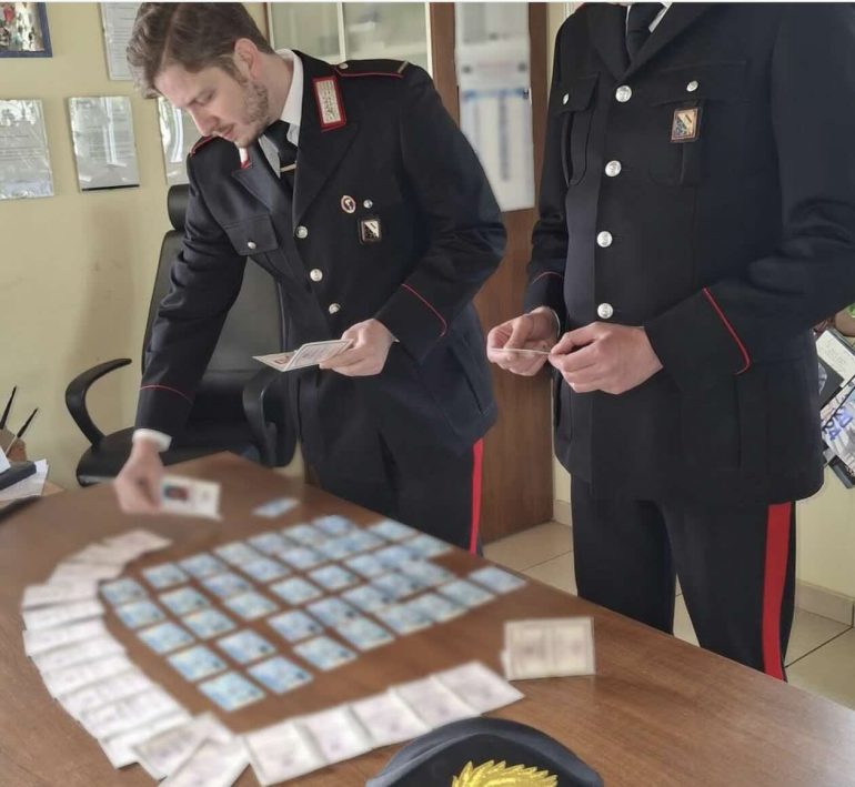 Varcaturo, 61 carte d’identità false nascoste in un cassetto: arrestato 36enne