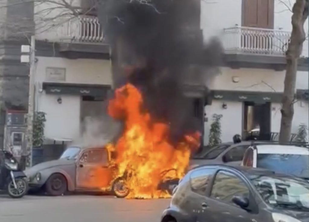 Vomero, terrore tra la folla: scooter in fiamme distrugge il Maggiolone del «Flanagan»