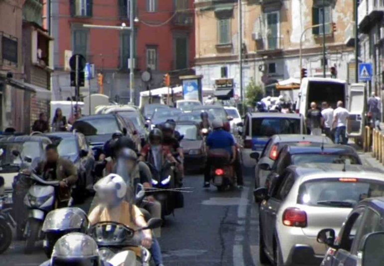 Accoltellato per strada al Vomero: 36enne ferito alla gamba da due sconosciuti in scooter