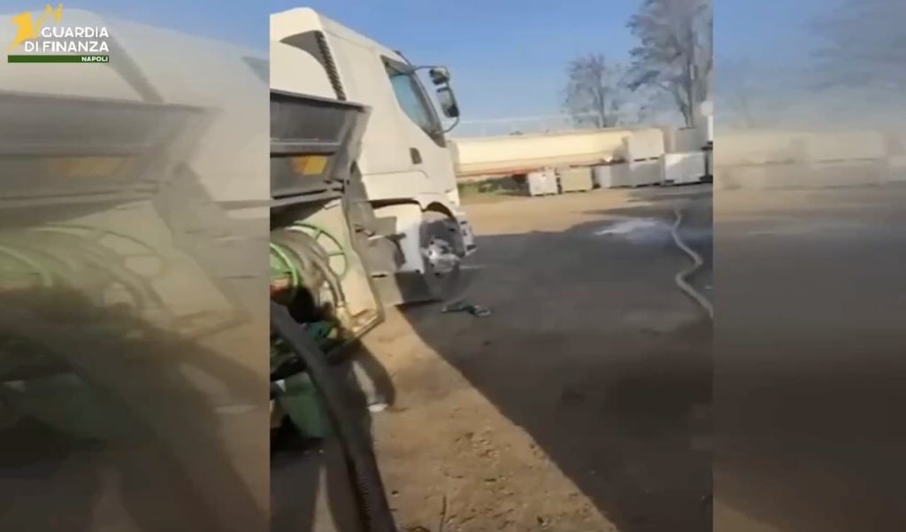 Acerra: scoperti 80mila litri di gasolio e un impianto clandestino, quattro denunce