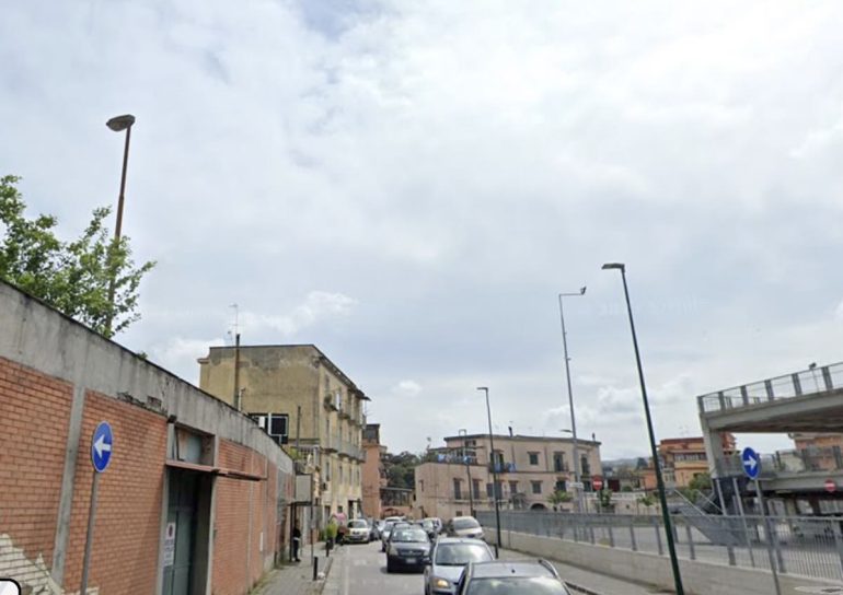Agguato a Secondigliano: due giovani feriti in via Mianella