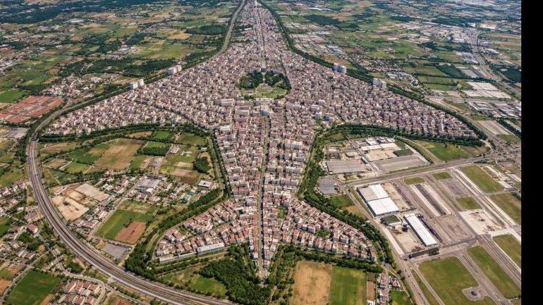 Lo sapevate che Pomigliano d’Arco ha la forma di un aereo?