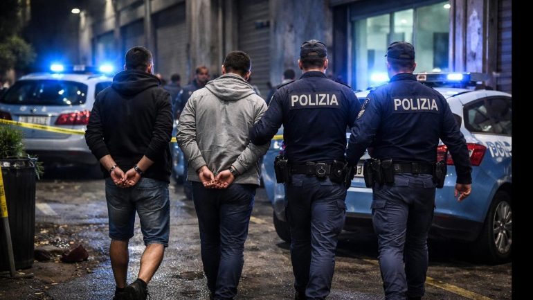 Napoli, furto nello stabile di Brin: arrestati 3 rumeni