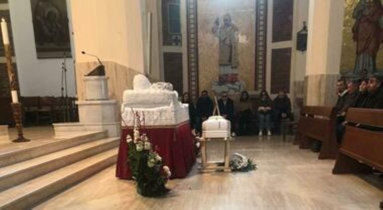 Airola in lutto per Ginevra: folla ai funerali della neonata morta in ospedale