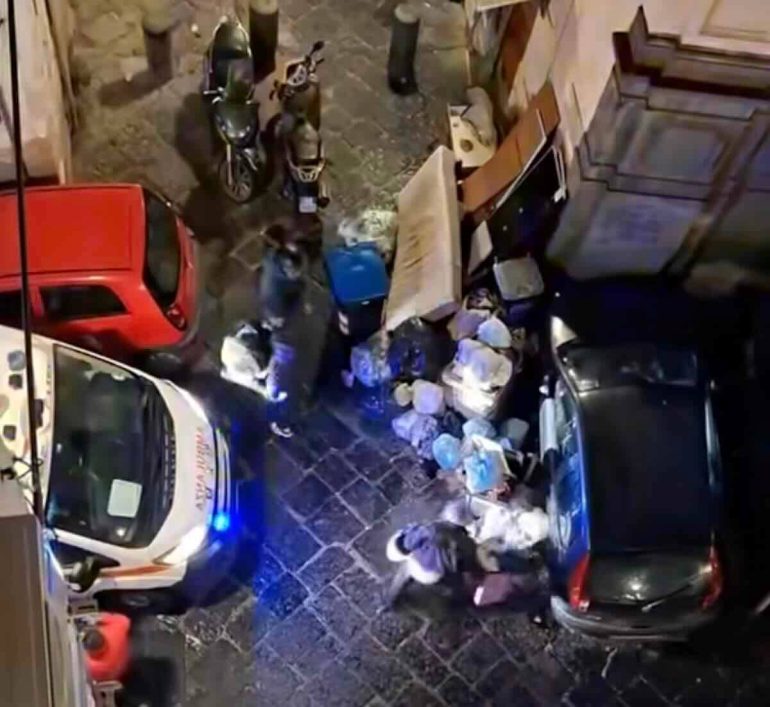 Ambulanza bloccata dalla spazzatura in strada ai Quartieri Spagnoli
