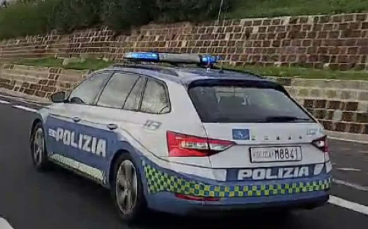 Caos sull’A16: arrestati padre e figlio con otto chili di cocaina nel cruscotto