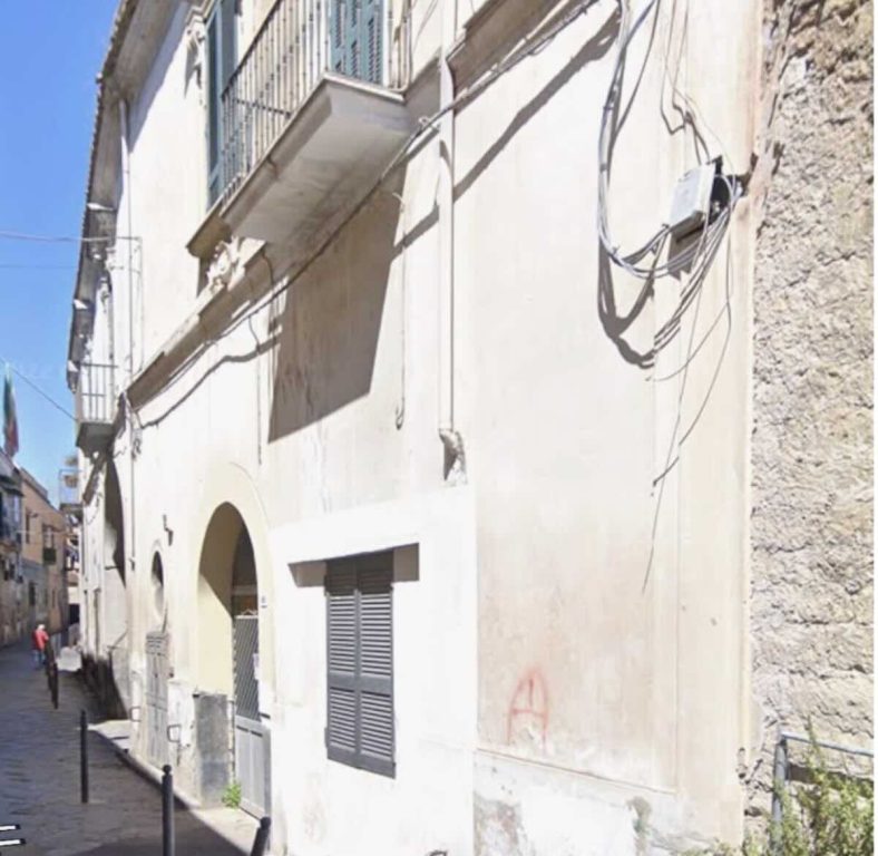 Arzano, crepe in una palazzina, scatta lo sgombero d’urgenza: 9 sfollati tra cui due bambini