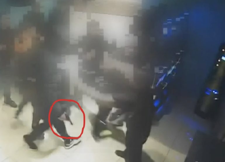 Il frame della pistola comparsa durante al rissa al bar Bellagio