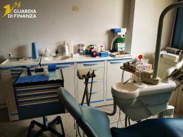 Avellino, scoperto studio dentistico abusivo: due persone denunciate