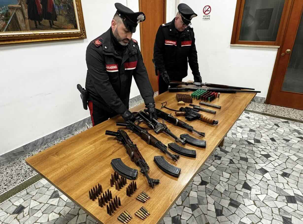 «Avete fatto bingo, Brigadié»: l’arsenale della camorra tra i sedili della Panda