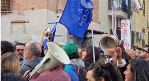 Bagnoli, tensione per l’America’s Cup: scontri tra attivisti e polizia, un agente ferito