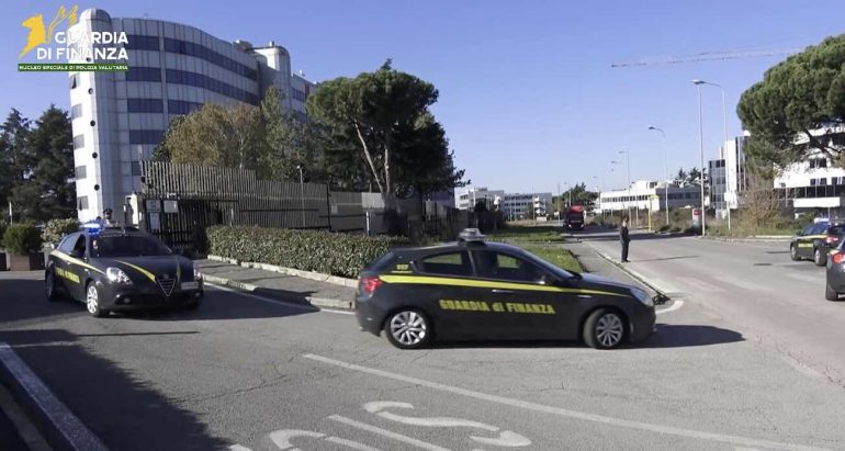 Bonifici trappola e fondi alla camorra: blitz della Dda, colpita rete tra Italia e Spagna