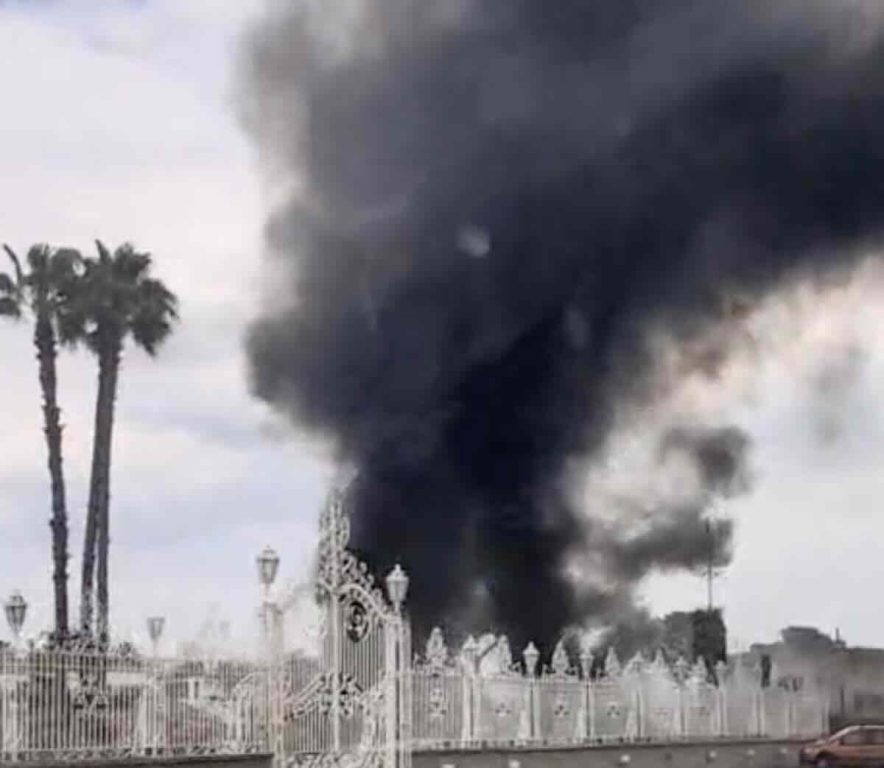 Boscoreale, paura in via Panoramica: in fiamme deposito di legnami