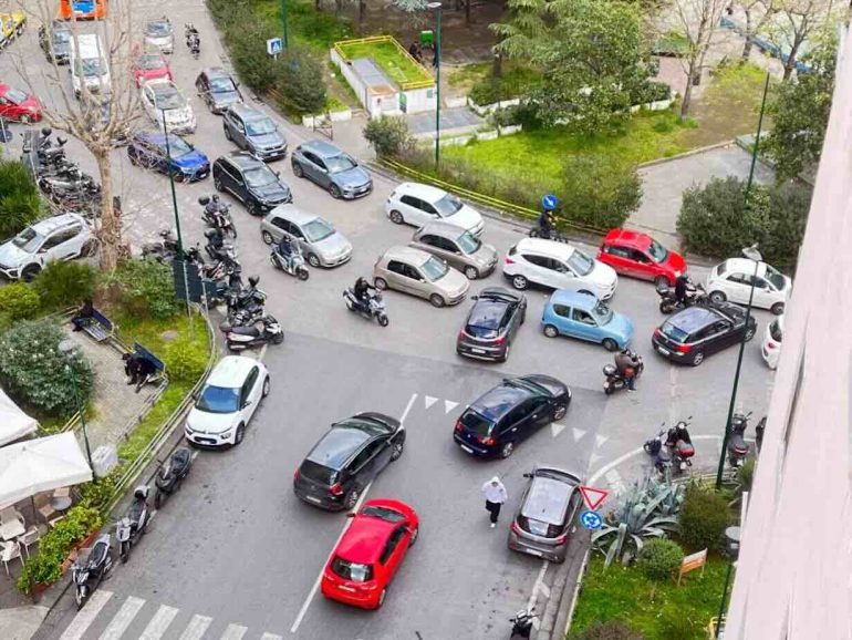 Vomero nel caos: lavori in via Caruso paralizzano il quartiere alla vigilia di Pasqua